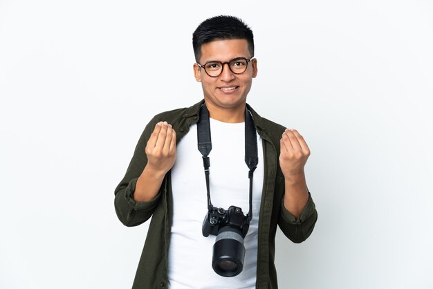 Jeune photographe équatorien isolé sur fond blanc faisant le geste de l'argent