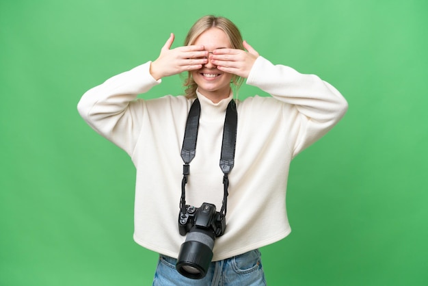 Jeune photographe femme anglaise sur fond isolé couvrant les yeux par les mains