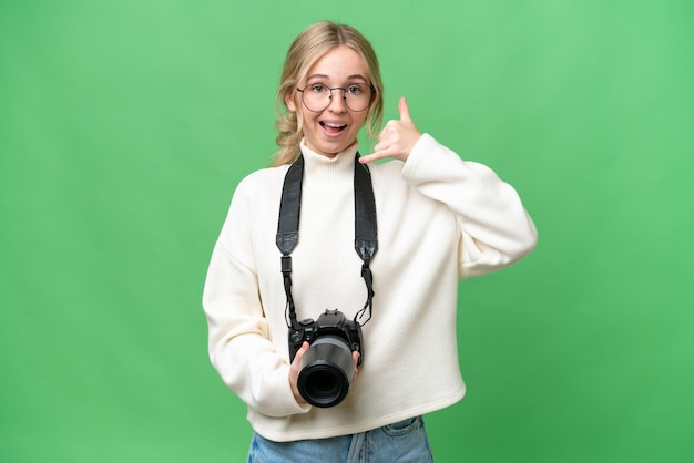 Jeune photographe femme anglaise sur fond isolé faisant un geste de téléphone Call me back sign