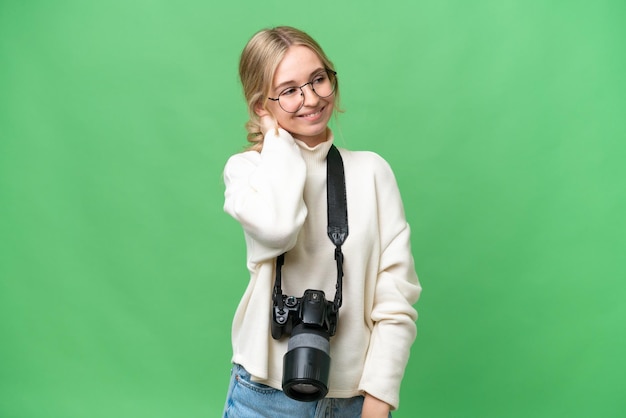 Jeune photographe femme anglaise sur fond isolé pensant à une idée