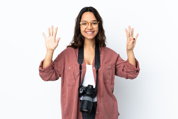 Jeune photographe femme isolée en comptant neuf avec les doigts