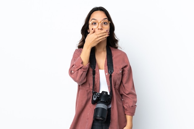 Jeune photographe femme isolée couvrant la bouche avec la main