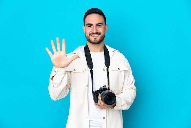 Jeune photographe sur fond isolé