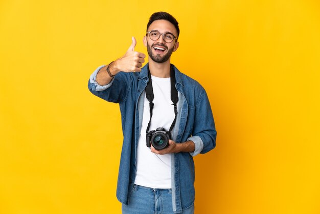 Jeune photographe sur fond isolé