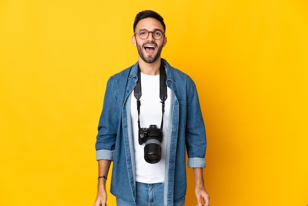 Jeune photographe sur fond isolé