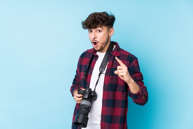 Jeune photographe homme ayant une idée