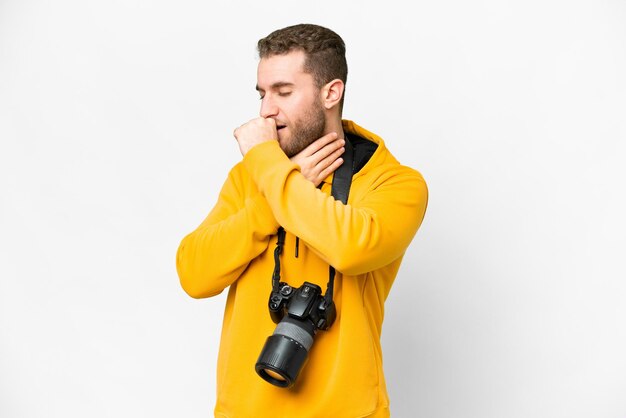 Jeune photographe homme sur fond blanc isolé souffre de toux et se sent mal