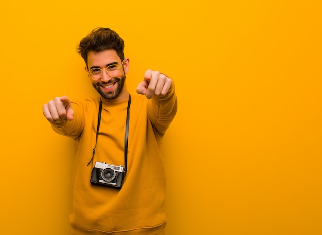 Jeune photographe homme gai et souriant