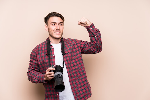 Jeune photographe homme levant le poing après une victoire