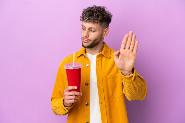 Jeune photographe homme pointant vers l'extérieur