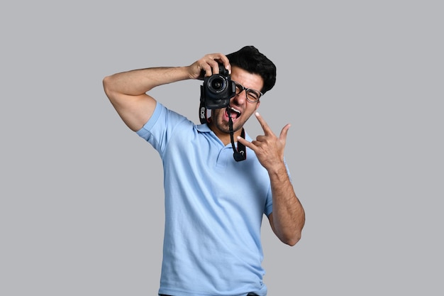 jeune photographe posant avec appareil photo modèle pakistanais indien
