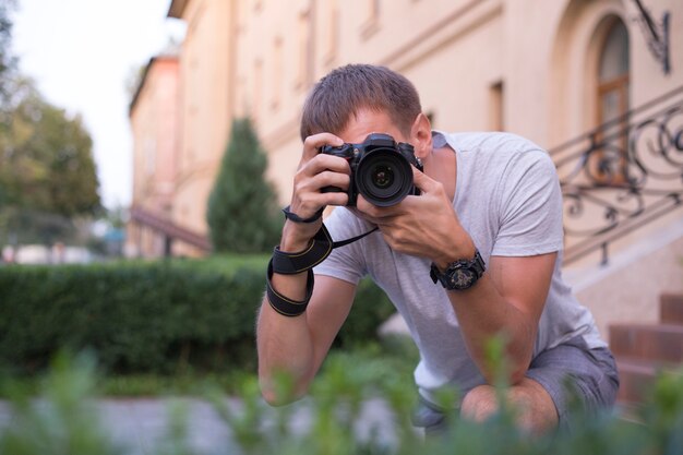 Jeune photographe prenant des photos dans le parc