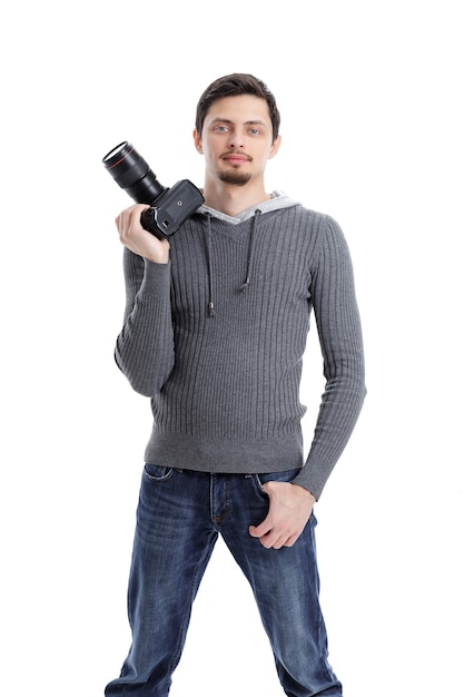 Jeune photographe professionnel réussi en chemise utiliser un appareil photo numérique DSLR isolé sur fond blanc