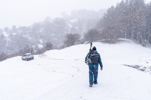 Un jeune photographe se promenant dans la montagne aizkorri du gipuzkoa. Paysage enneigé par les neiges d'hiver