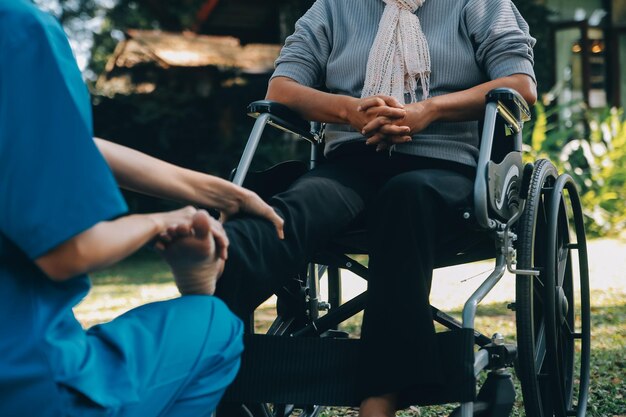 jeune physiothérapeute asiatique travaillant avec une femme âgée marchant avec un déambulateur