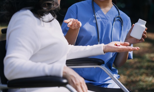 Jeune physiothérapeute asiatique travaillant avec une femme âgée sur la marche avec un marcheur