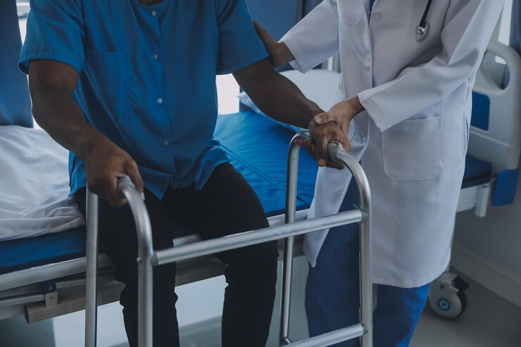 Photo jeune physiothérapeute asiatique travaillant avec une femme âgée sur la marche avec un marcheur