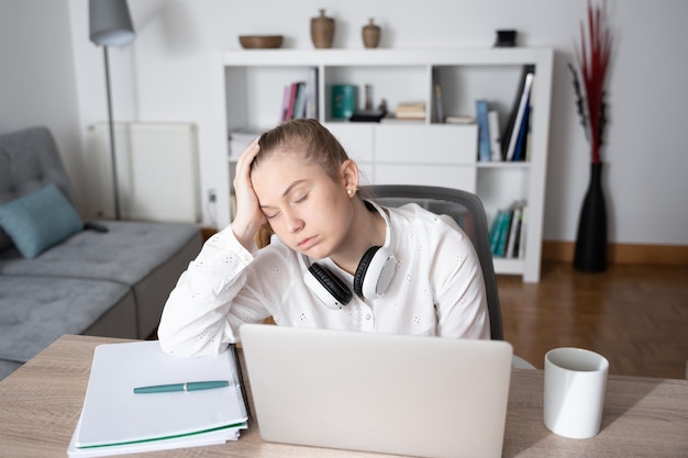 Jeune pigiste désespéré devant un ordinateur portable Anxiété et dépression sur le concept de pige