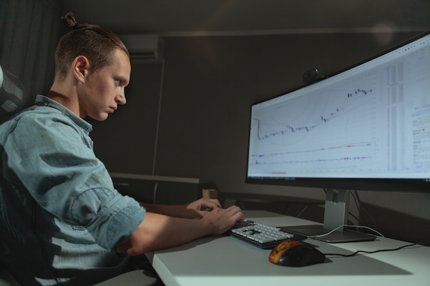 Jeune Pigiste De L'industrie Informatique Travaillant Tard Le Soir