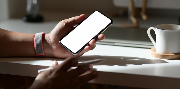 Jeune pigiste à la recherche des idées sur smartphone