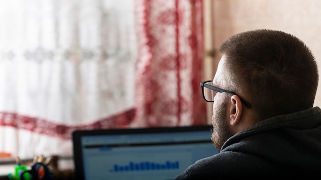 Photo jeune pigiste travaillant sur un ordinateur à la maison