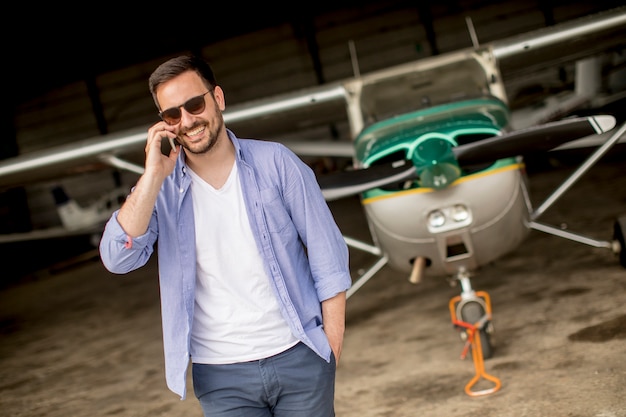 Jeune pilote vérifiant un avion ultra-léger avant le vol