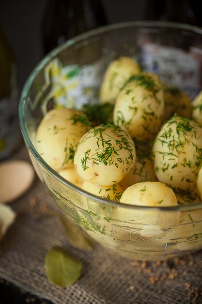 Une jeune pomme de terre à l'aneth.