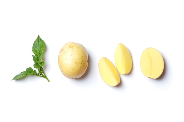 Jeune pomme de terre sur fond blanc, vue de dessus