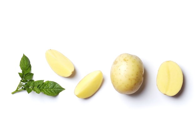 Jeune pomme de terre sur fond blanc, vue de dessus