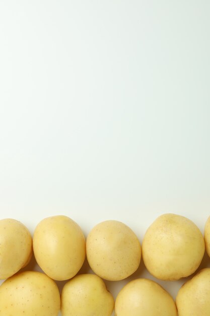 Jeune pomme de terre savoureuse sur blanc, vue de dessus