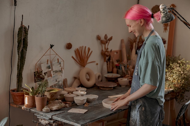 Jeune potière engagée dans l'artisanat dans son atelier