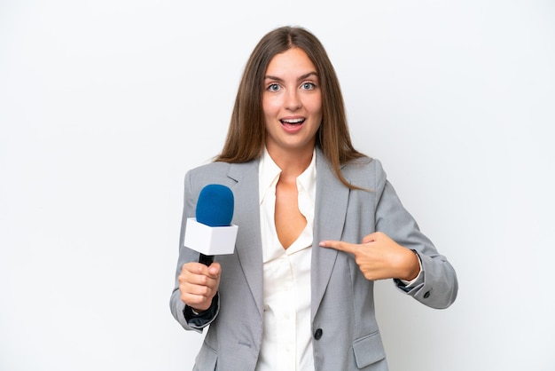 Photo jeune présentatrice de télévision femme caucasienne isolée sur fond blanc avec une expression faciale surprise
