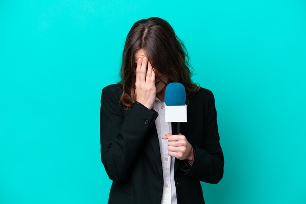 Jeune présentatrice de télévision femme isolée sur fond bleu avec une expression fatiguée et malade