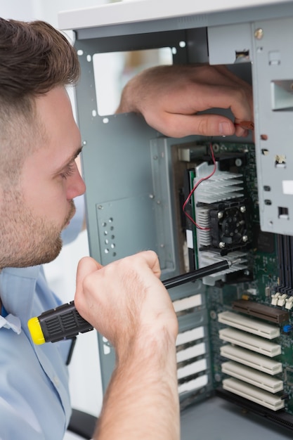 Jeune problème professionnel de l&#39;ordinateur de fixation