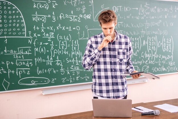 Jeune professeur prouvant le théorème sur un tableau noir