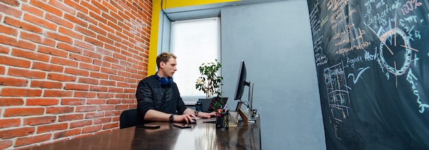 Jeune programmeur sur le lieu de travail. Entreprise en démarrage. Concept de développement de programme. Technologies de codage