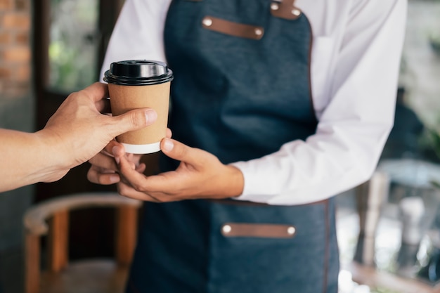 Jeune propriétaire du service clientèle café.