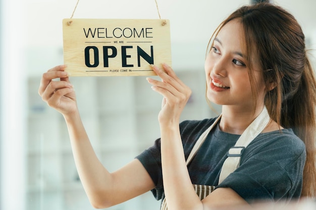 Le jeune propriétaire d'entreprise ouvre le café