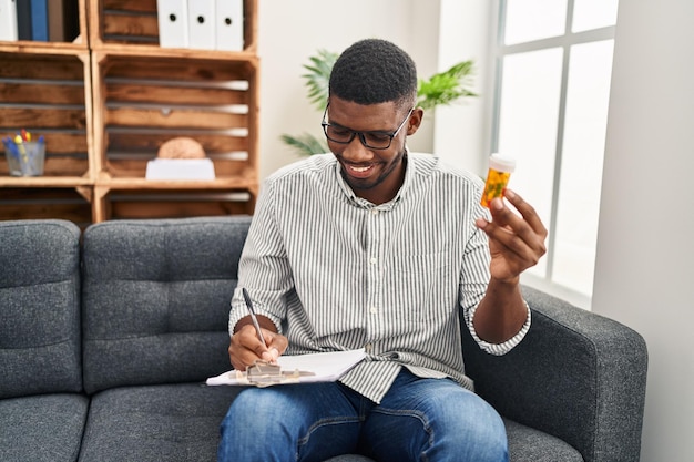 Un jeune psychologue afro-américain prescrit un traitement de pilules à la clinique