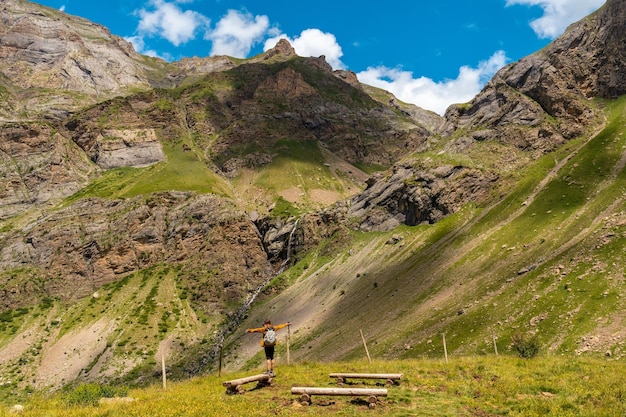 Un jeune randonneur au point de vue de la cascade Salto de Tendendera dans la vallée de Ripera