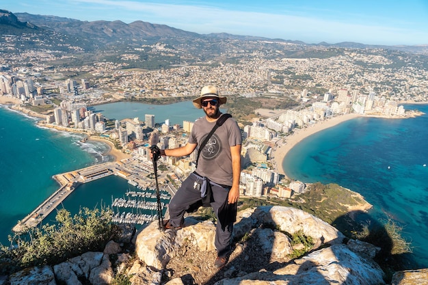 Un jeune randonneur au sommet du Parc Naturel du Penon de Ifach à Calpe Valence Communauté Valencienne Espagne Mer Méditerranée Vue sur le Cantal Roig et la plage de La Fossa