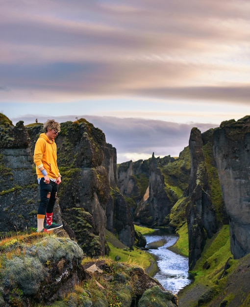 Jeune randonneur debout au bord du canyon de fjadrargljufur en islande