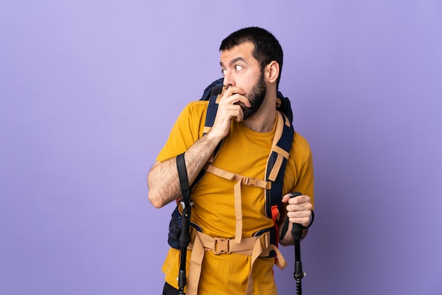 Jeune randonneur homme sur mur isolé