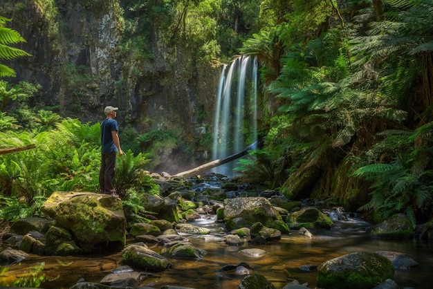 Un jeune randonneur regarde les chutes de Hopetoun en Australie