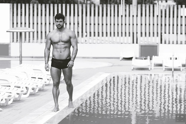 jeune, regarder, macho, homme, à, natation, piscine extérieure