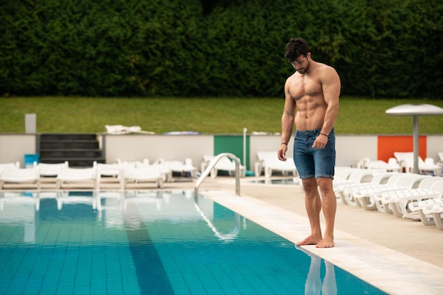 jeune, regarder, macho, homme, à, natation, piscine extérieure