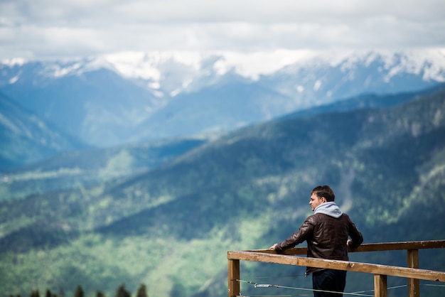 Jeune, regarder, montagnes