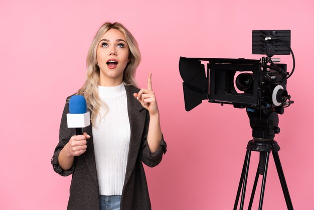 Jeune reporter femme sur mur isolé