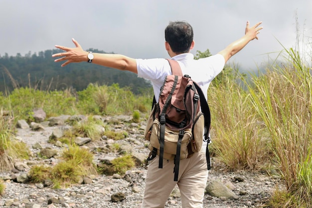 Jeune routard asiatique est heureux et aime voyager en montagne