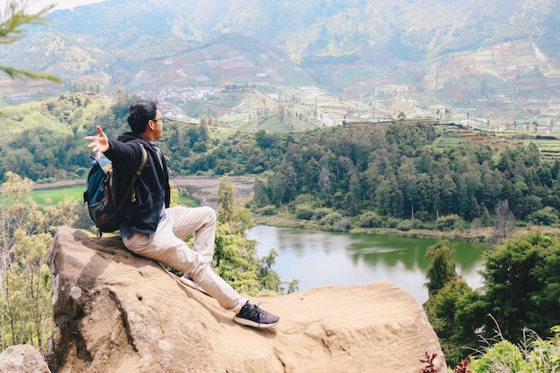 Jeune routard asiatique est heureux et aime voyager en montagne